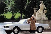 Béla Barényi am Mercedes-Benz Typ 280 SL, wegen seines eleganten und zugleich stabilen Hardtop-Dachs landläufig Pagode genannt.